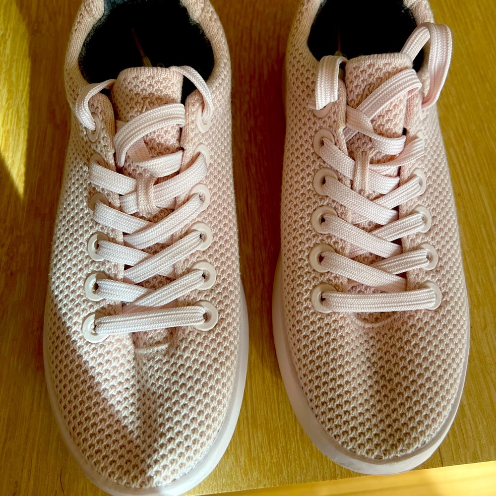 Pristine light pink Allbirds size 8